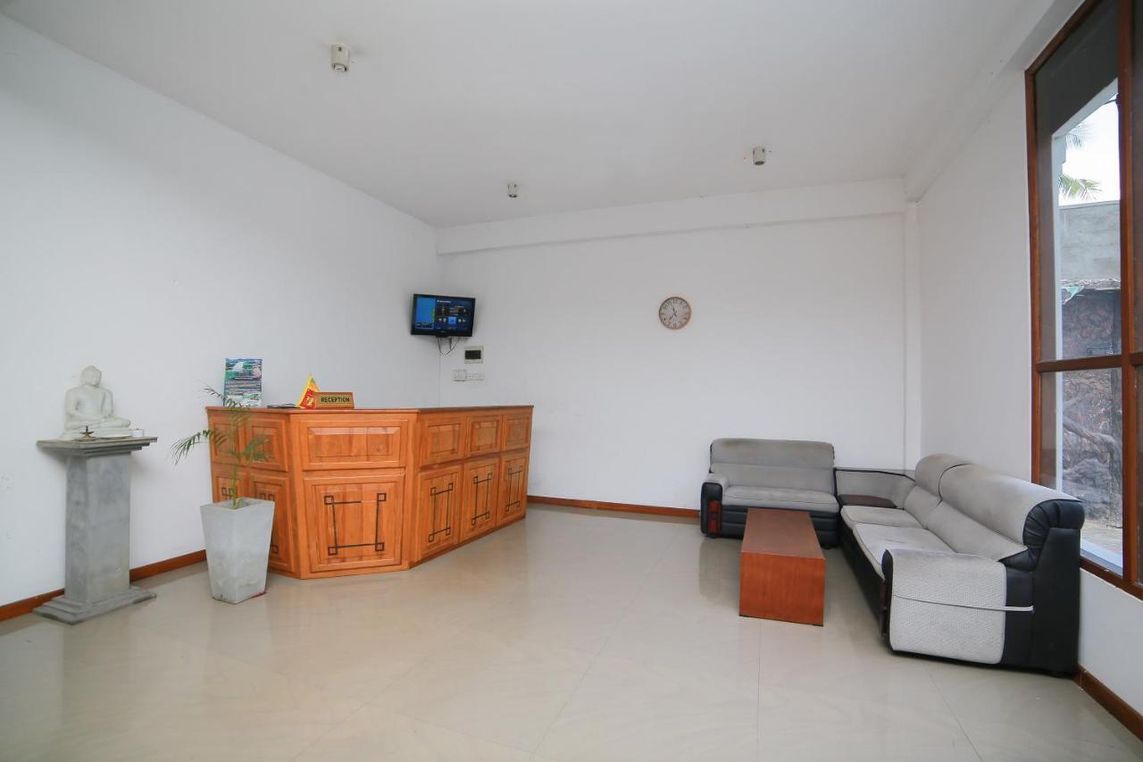 Oyo 278 Hotel Rivelka Kundasale Екстер'єр фото